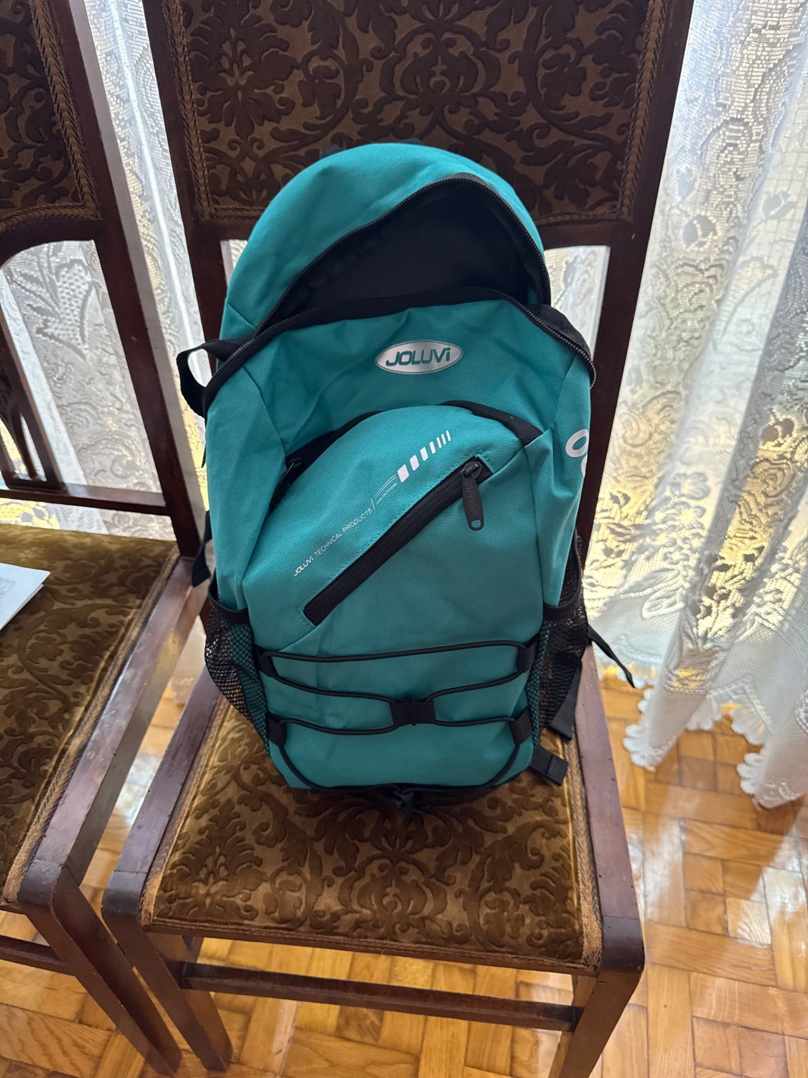New turquoise daypack on albergue chair