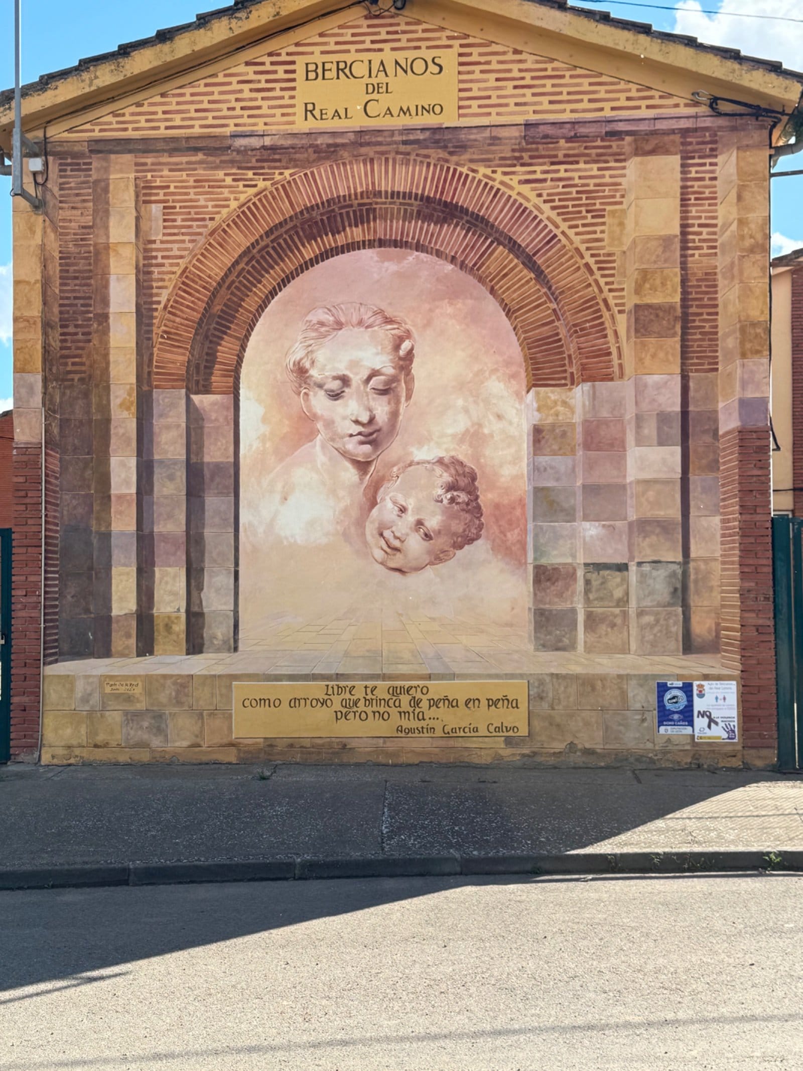 Classical mural of mother and child in Bercianos