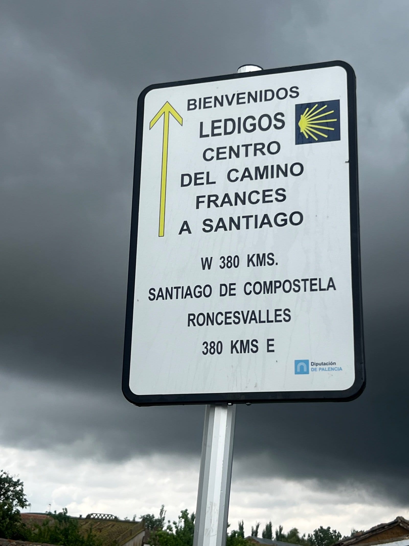 Ledigos halfway point sign on Camino Francés