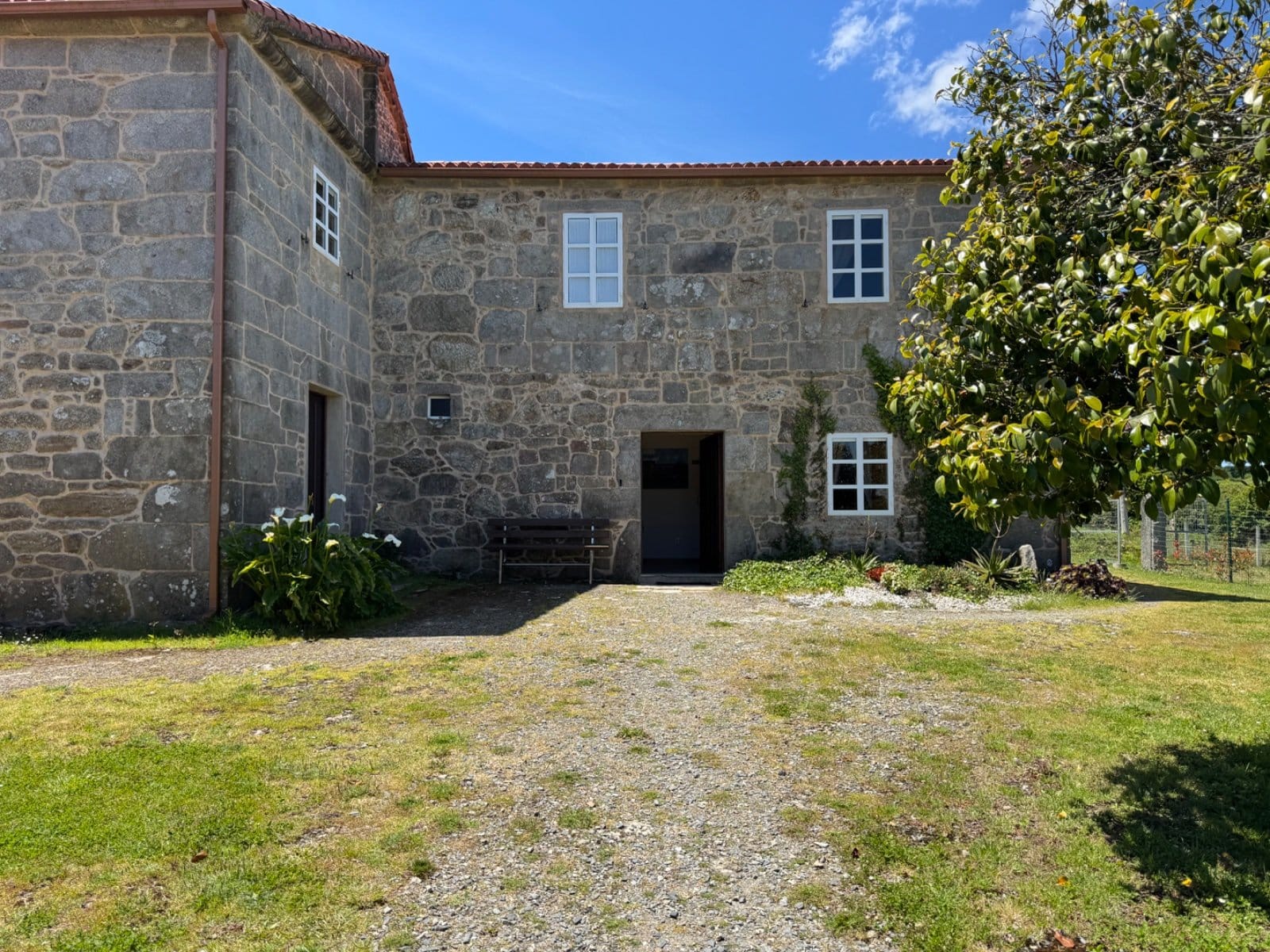 Rectoral house albergue in A Pena with stone walls