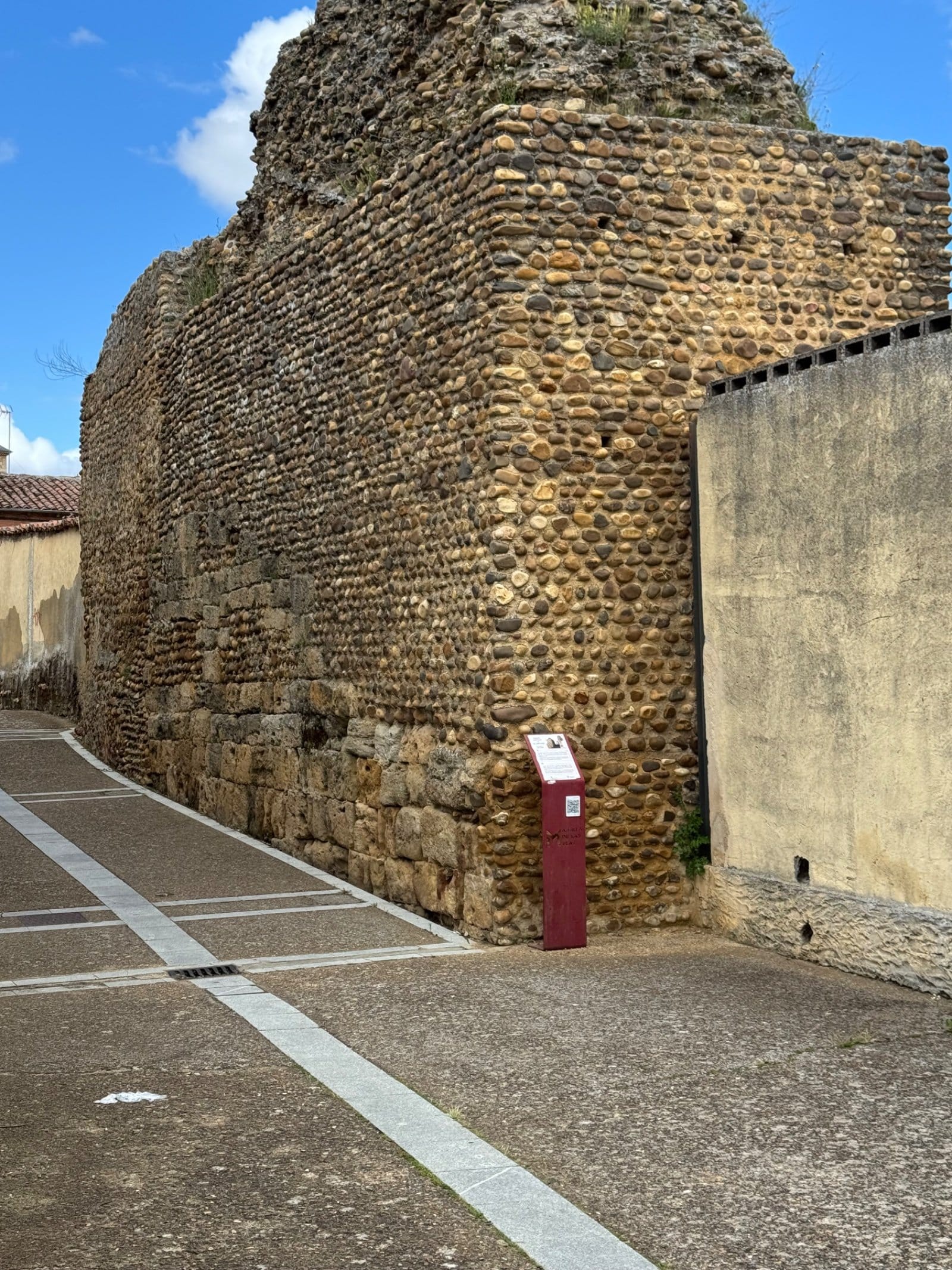 Medieval wall remains in Mansilla de las Mulas